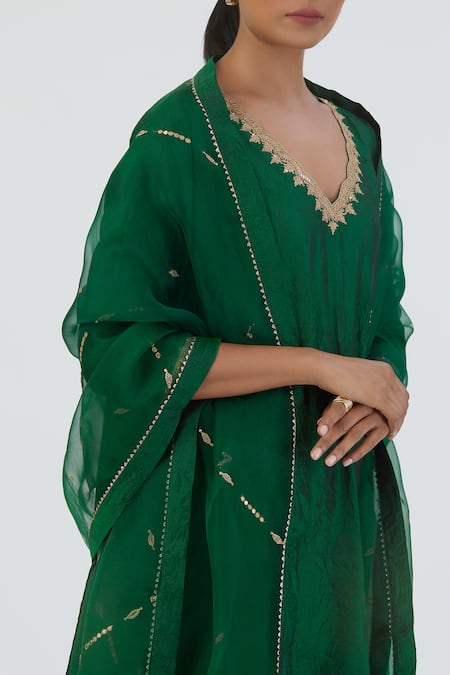 Lajjoo C_Green Organza Embroidered Thread Mayar Butti Dupatta _Online_at_Aza_Fashions