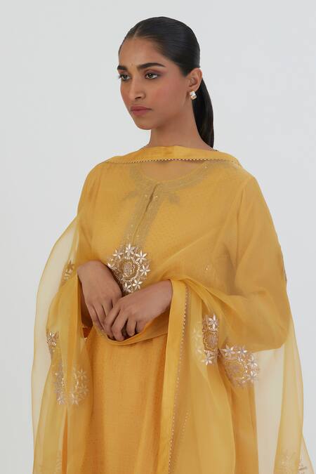 Lajjoo C Yellow Organza Embroidered Thread Anushka Floral Dupatta Online at Aza Fashions Lajjoo C_Yellow Organza Embroidered Thread Anushka Floral Dupatta _Online_at_Aza_Fashions