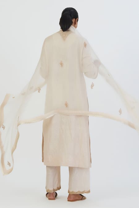 Shop Lajjoo C White Organza Embroidered Thread Yavi Paisley Dupatta at Aza Fashions Shop_Lajjoo C_White Organza Embroidered Thread Yavi Paisley Dupatta _at_Aza_Fashions