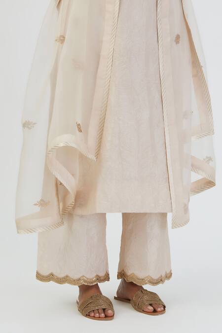 Lajjoo C White Organza Embroidered Thread Yavi Paisley Dupatta Online at Aza Fashions Lajjoo C_White Organza Embroidered Thread Yavi Paisley Dupatta _Online_at_Aza_Fashions