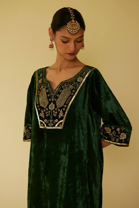 Sarang Kaur Green Velvet, Muslin, Silk Embroidery Split V-neck Meera Hand Kurta And Pant Set at Aza Fashions Sarang Kaur_Green Velvet, Muslin, Silk Embroidery Split V-neck Meera Hand Kurta And Pant Set _at_Aza_Fashions