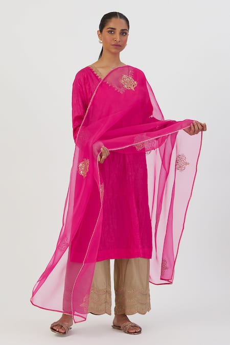 Lajjoo C_Fuchsia Silk Embroidered V Neck Meer Kurta And Scalloped Hem Pant Set _Online_at_Aza_Fashions