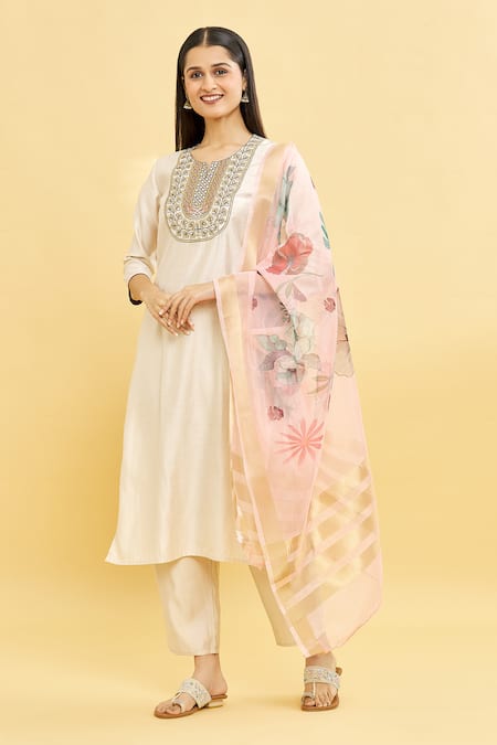 Samyukta Singhania Embroidered Kurta Set With Dupatta 