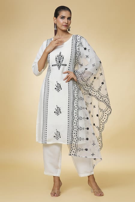 Samyukta Singhania Leaf Embroidered Kurta Set 