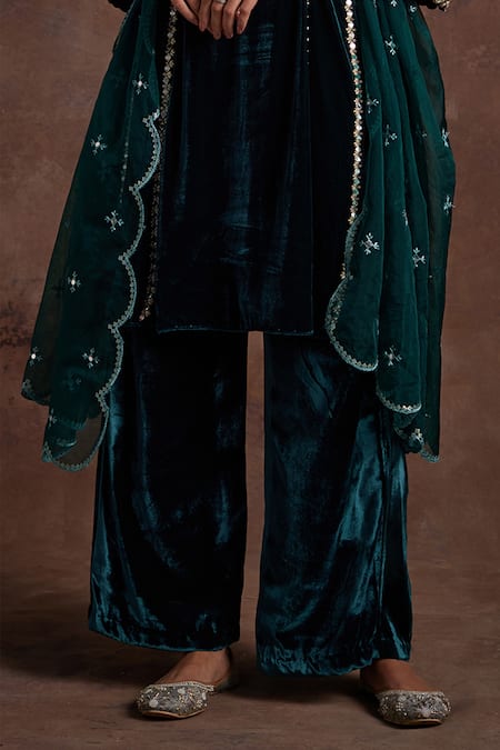 Label Sanya Gulati Green Silk, Velvet, Chiffon Sequins, Mirrorwork Embellished Kurta Pant Set Online at Aza Fashions Label Sanya Gulati_Green Silk, Velvet, Chiffon Sequins, Mirrorwork Embellished Kurta Pant Set _Online_at_Aza_Fashions