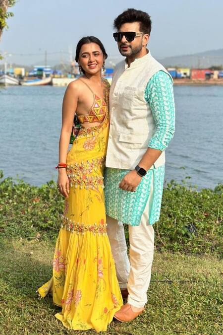 Shop Foram Patel Yellow Georgette, Net Paisley Print Mermaid Pre-draped Saree With Blouse Online at Aza Fashions Shop_Foram Patel_Yellow Georgette, Net Paisley Print Mermaid Pre-draped Saree With Blouse_Online_at_Aza_Fashions