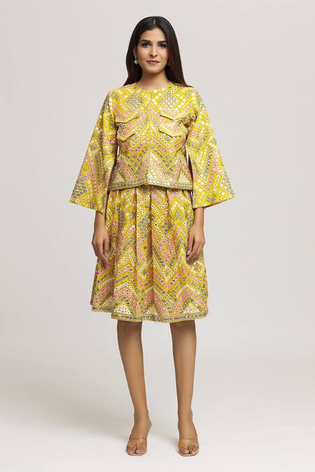 Kunwarani Ritu Yellow Georgette Hand Embroidery Geometric Round Neck Top With Skirt at Aza Fashions Kunwarani Ritu_Yellow Georgette Hand Embroidery Geometric Round Neck Top With Skirt _at_Aza_Fashions