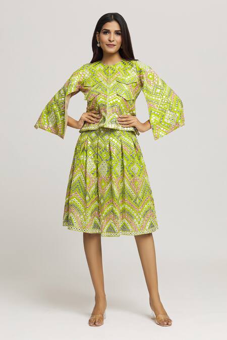 Buy_Kunwarani Ritu_Green Georgette Hand Embroidery Geometric Contrast Top With Skirt  _Online_at_Aza_Fashions