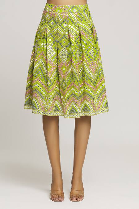 Kunwarani Ritu_Green Georgette Hand Embroidery Geometric Contrast Top With Skirt  _at_Aza_Fashions