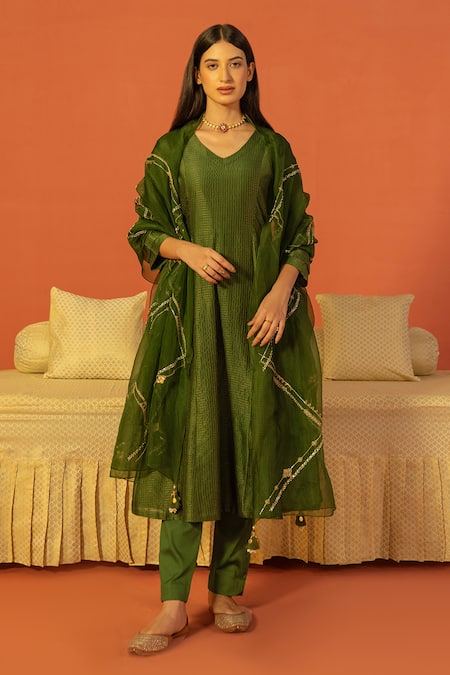Shop Kridha Designs Green Kurta Chanderi Woven Priyasakhi Set With Embroidered Dupatta at Aza Fashions Shop_Kridha Designs_Green Kurta Chanderi Woven Priyasakhi Set With Embroidered Dupatta _at_Aza_Fashions