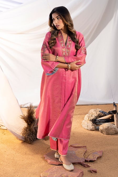 The White Tree Studio Pink Kurta Handloom Cotton Embroidery Thread V Neck And Pant Set Online at Aza Fashions The White Tree Studio_Pink Kurta Handloom Cotton Embroidery Thread V Neck And Pant Set _Online_at_Aza_Fashions