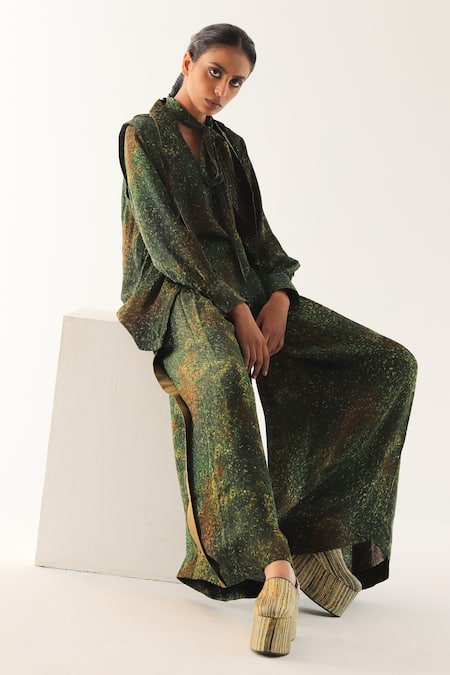 Shop Til Green Georgette Open Neck Freckle Print Overlay at Aza Fashions Shop_Til_Green Georgette Open Neck Freckle Print Overlay _at_Aza_Fashions