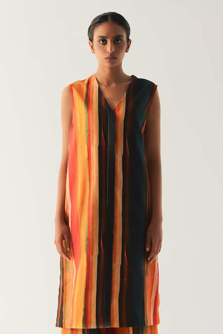 Til_Multi Color Chanderi Embroidery V-neck Calico Hand Painted Tunic And Trouser Set _Online_at_Aza_Fashions