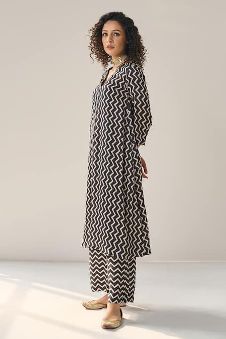 Label Mansi Nagdev_Black Modal, Silk Sequins V-neck Zia Chevron Print Kurta With Pant _Online_at_Aza_Fashions