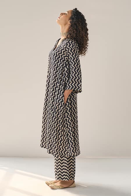 Buy_Label Mansi Nagdev_Black Modal, Silk Sequins V-neck Zia Chevron Print Kurta With Pant _Online_at_Aza_Fashions