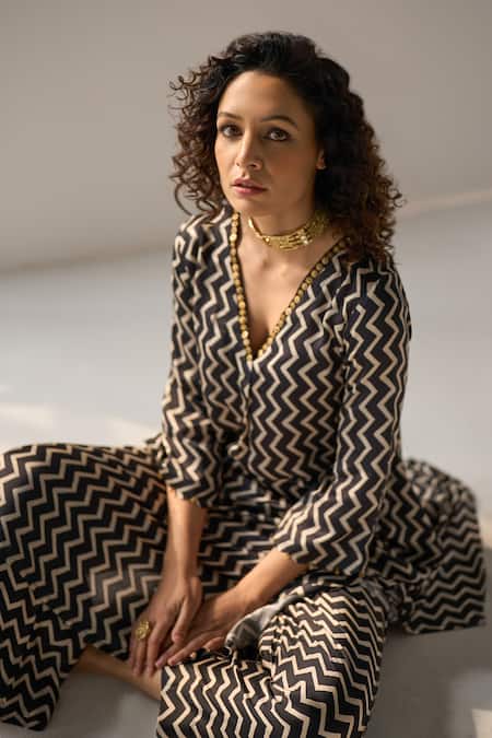 Buy_Label Mansi Nagdev_Black Modal, Silk Sequins V-neck Zia Chevron Print Kurta With Pant 