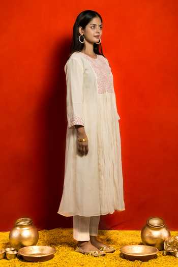 Buy_Mithi Supari_Ivory Malai Chanderi Embroidered Floral Applique Round Work Kurta And Pant Set _Online_at_Aza_Fashions