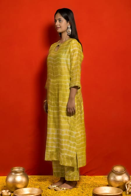 Mithi Supari_Green Pure Silk Chanderi Embroidered Tie Dye Keyhole Kurta And Pant Set _Online_at_Aza_Fashions