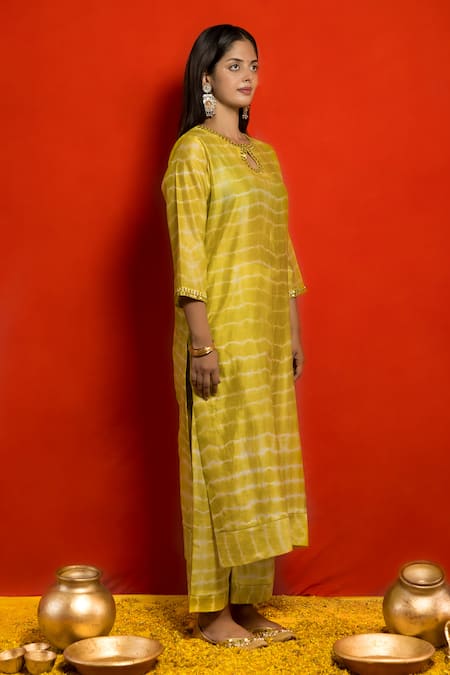 Buy_Mithi Supari_Green Pure Silk Chanderi Embroidered Tie Dye Keyhole Kurta And Pant Set _Online_at_Aza_Fashions