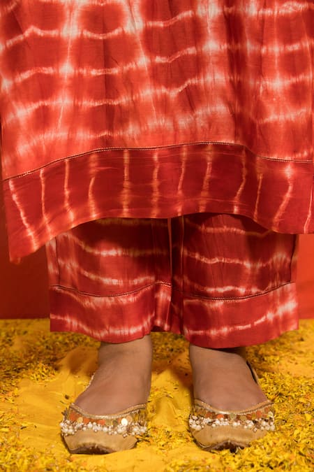 Buy_Mithi Supari_Red Pure Silk Chanderi Embroidered Tie Dye Keyhole Kurta And Pant Set 