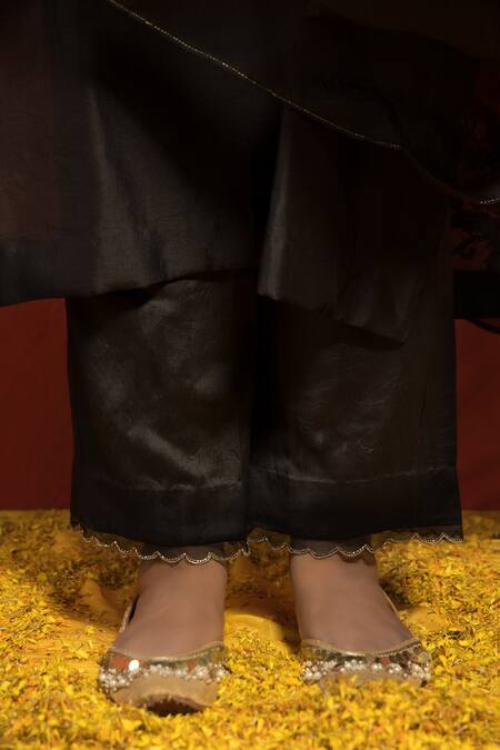 Buy_Mithi Supari_Black Pure Silk Chanderi Embroidered Sequin V Neck Neckline Kurta Set 