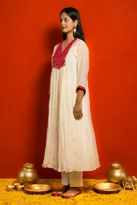 Buy_Mithi Supari_Ivory Malai Chanderi Embellished Mirror V Neck Kurta And Pant Set _Online_at_Aza_Fashions