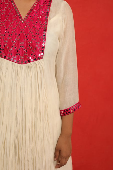 Buy_Mithi Supari_Ivory Malai Chanderi Embellished Mirror V Neck Kurta And Pant Set 