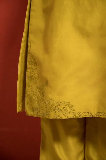 Mithi Supari_Green Pure Silk Chanderi Embroidered Resham V Neck Floral Kurta Set _at_Aza_Fashions