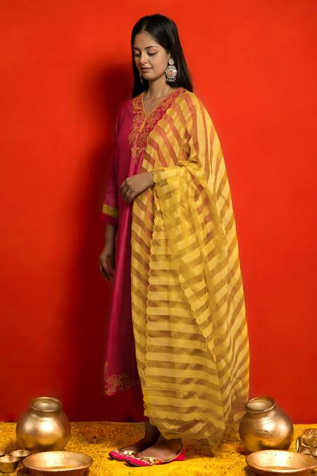 Mithi Supari_Pink Pure Silk Chanderi Embroidered Resham V Neck Thread Work Kurta Set _Online_at_Aza_Fashions