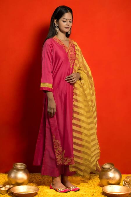 Buy_Mithi Supari_Pink Pure Silk Chanderi Embroidered Resham V Neck Thread Work Kurta Set _Online_at_Aza_Fashions