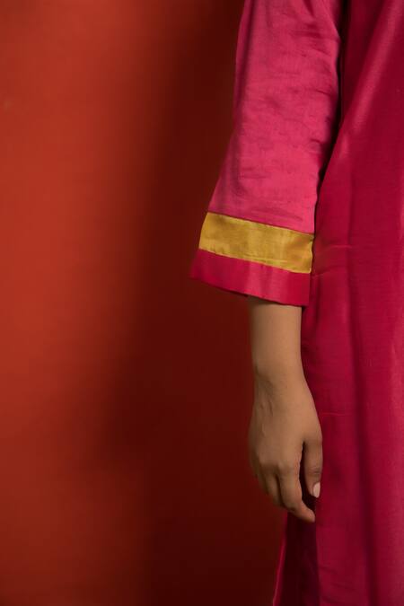 Mithi Supari_Pink Pure Silk Chanderi Embroidered Resham V Neck Thread Work Kurta Set _at_Aza_Fashions