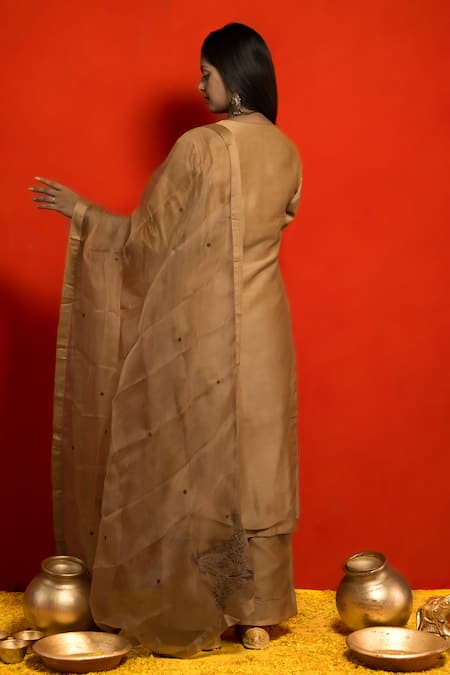 Shop Mithi Supari Beige Pure Silk Chanderi Embroidered Resham Thread Work V Neck Kurta Set at Aza Fashions Shop_Mithi Supari_Beige Pure Silk Chanderi Embroidered Resham Thread Work V Neck Kurta Set _at_Aza_Fashions