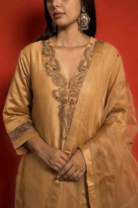 Shop Mithi Supari Beige Pure Silk Chanderi Embroidered Resham Thread Work V Neck Kurta Set Online at Aza Fashions Shop_Mithi Supari_Beige Pure Silk Chanderi Embroidered Resham Thread Work V Neck Kurta Set _Online_at_Aza_Fashions