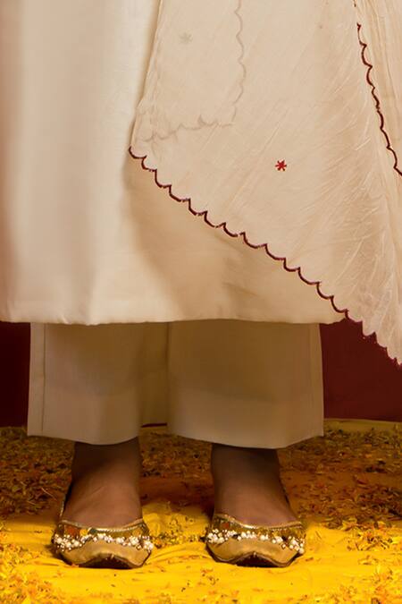 Mithi Supari_Ivory Pure Silk Chanderi Embroidered Resham Thread Work Floral Kurta Set _Online_at_Aza_Fashions