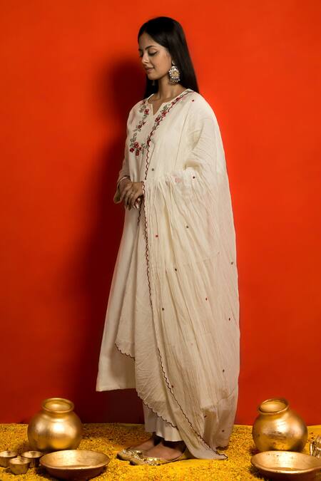 Buy_Mithi Supari_Ivory Pure Silk Chanderi Embroidered Resham Thread Work Floral Kurta Set _Online_at_Aza_Fashions