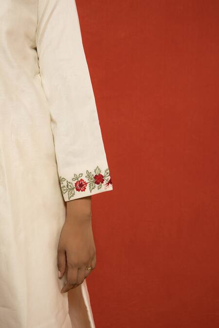 Mithi Supari_Ivory Pure Silk Chanderi Embroidered Resham Thread Work Floral Kurta Set _at_Aza_Fashions