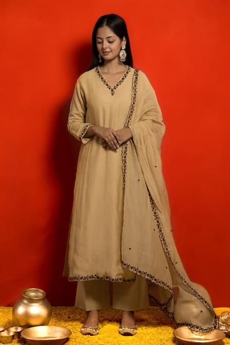 MITHI SUPARI Beige Pure Mul Chanderi Embroidered Resham Thread Work V Neck Floral Kurta Set 