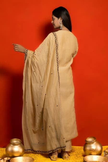 Shop Mithi Supari Beige Pure Mul Chanderi Embroidered Resham Thread Work V Neck Floral Kurta Set at Aza Fashions Shop_Mithi Supari_Beige Pure Mul Chanderi Embroidered Resham Thread Work V Neck Floral Kurta Set _at_Aza_Fashions