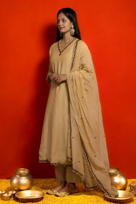 Mithi Supari Beige Pure Mul Chanderi Embroidered Resham Thread Work V Neck Floral Kurta Set Online at Aza Fashions Mithi Supari_Beige Pure Mul Chanderi Embroidered Resham Thread Work V Neck Floral Kurta Set _Online_at_Aza_Fashions