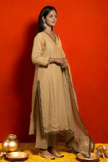 Buy Mithi Supari Beige Pure Mul Chanderi Embroidered Resham Thread Work V Neck Floral Kurta Set Online at Aza Fashions Buy_Mithi Supari_Beige Pure Mul Chanderi Embroidered Resham Thread Work V Neck Floral Kurta Set _Online_at_Aza_Fashions