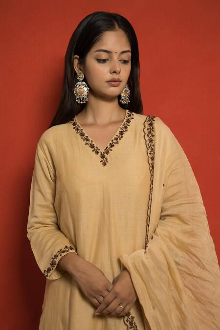 Shop Mithi Supari Beige Pure Mul Chanderi Embroidered Resham Thread Work V Neck Floral Kurta Set Online at Aza Fashions Shop_Mithi Supari_Beige Pure Mul Chanderi Embroidered Resham Thread Work V Neck Floral Kurta Set _Online_at_Aza_Fashions
