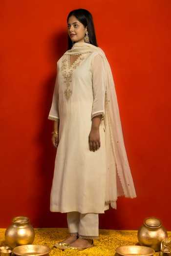 Buy Mithi Supari Ivory Pure Malai Chanderi Embroidered Zari And Zardozi Work V Neck Yoke Kurta Set Online at Aza Fashions Buy_Mithi Supari_Ivory Pure Malai Chanderi Embroidered Zari And Zardozi Work V Neck Yoke Kurta Set _Online_at_Aza_Fashions