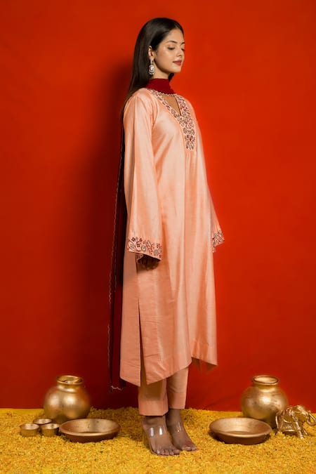 Mithi Supari_Peach Silk Embroidered Resham Thread Work V Neck Kurta Set _Online_at_Aza_Fashions