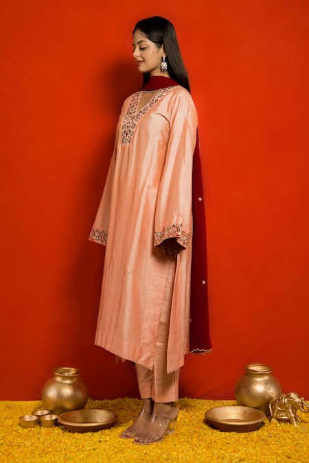 Buy_Mithi Supari_Peach Silk Embroidered Resham Thread Work V Neck Kurta Set _Online_at_Aza_Fashions
