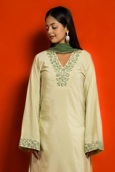 Mithi Supari_Green Silk Embroidered Resham Thread Work V Neck Kurta Set _Online_at_Aza_Fashions
