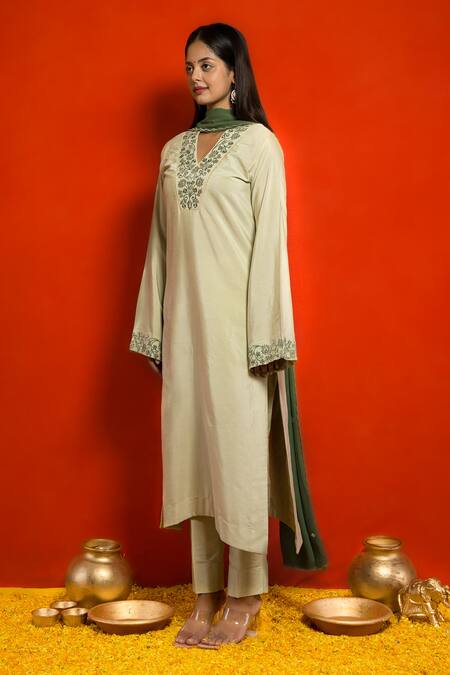 Buy_Mithi Supari_Green Silk Embroidered Resham Thread Work V Neck Kurta Set _Online_at_Aza_Fashions