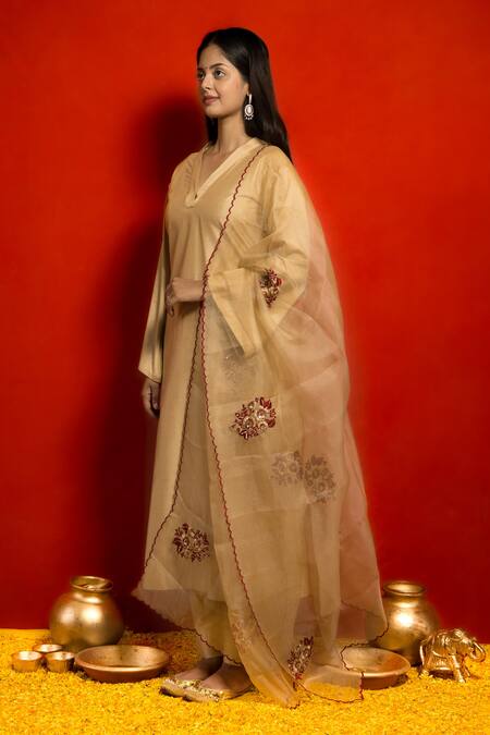 Buy_Mithi Supari_Beige Silk Embroidered Resham Thread Work V Neck Kurta Set With Floral Dupatta _Online_at_Aza_Fashions