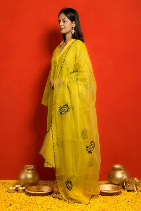 Mithi Supari_Green Silk Embroidered Resham Thread Work V Neck Kurta Set With Dupatta _Online_at_Aza_Fashions