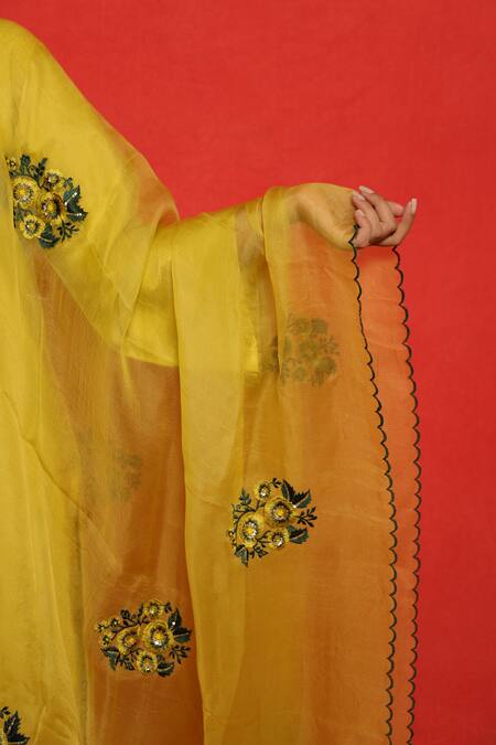 Shop_Mithi Supari_Green Silk Embroidered Resham Thread Work V Neck Kurta Set With Dupatta _Online_at_Aza_Fashions