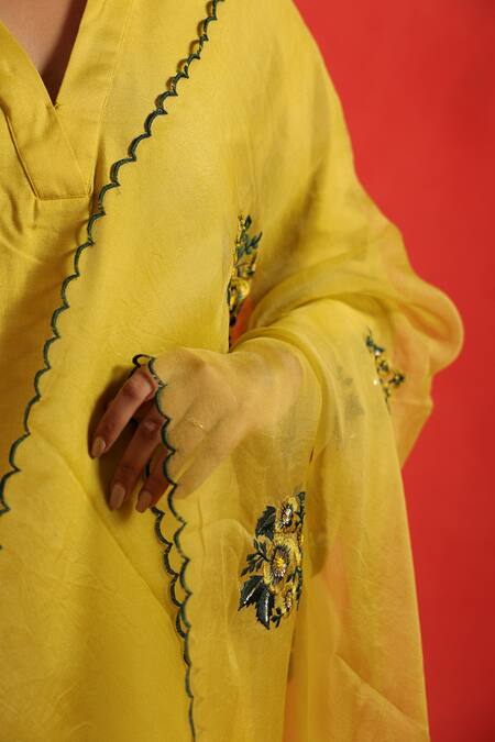 Mithi Supari_Green Silk Embroidered Resham Thread Work V Neck Kurta Set With Dupatta _at_Aza_Fashions